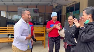 Terimakasih Kk Ambu Ari Kondo, Ibu Sofi, Kk Ina dan teman-teman nakes di RS Karitas SBD. Tidak sangka disambut dengan kalungan sarung. Tidak pernah bertemu sebelumnya, tapi penyambutan ini menjadi penyemangat tersendiri untuk saya. | EL ASAMAU