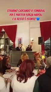 Natale, cappelli rossi, tombola. Tutto regolare. Poi parte la musica del Napoli e cambia il clima. Chi è tifoso capisce. Chi non lo è… lo guarda due volte. #forzanapoli #napoli #forzanapolisempre #sscnapoli #calcionapoli1926 #conte | CalcioNapoli1926.it