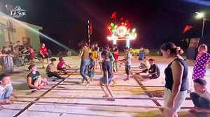 Chi Đoàn thái Quang Nghi Thái Nhảy sạp quá chất luôn mọi người ơi Mãi giữ gìn Nét Đẹp văn hóa này sòn sòn sòn đô sòn sòn sòn sòn đô rê rê rê rê mí đồ rê rê rê mí rê đô sòn đô sòn đô sòn đồ rê.. Video: Sơn Lê | Nghi Lộc Quê Tôi