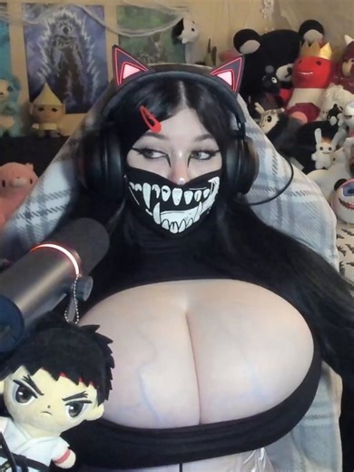 esskay getting comfy 3😊#esskayuwu #twitch #twitchclip #megachillzone #marvelrivals #Deadpool #razerkrakenkitty