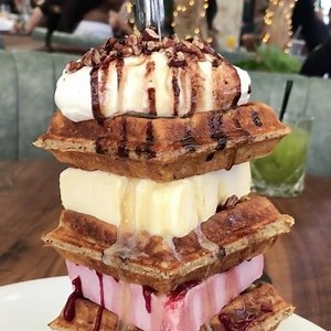 The ANYTIME WAFFLE TOWER from @catch 🙌🏼🍦🍯A tower of waffles layered w/ Milk Chocolate, Raspberry, and Maple ice creams, raspberry jam & toasted almonds. - 📹:@losangeles_eats | Los Angeles Bucket List