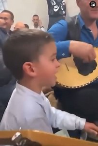 Djaloshi i vogël interpreton bukur këngët popullore shqipe 🎶 😍😍 Video:Deçani | FrontLajm