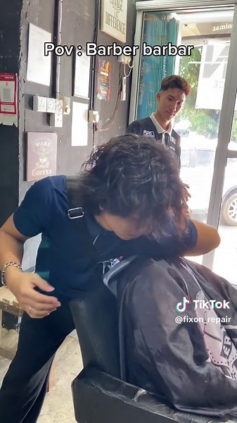 Pakar Mandi Pijat di Logic Barbershop
