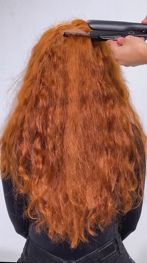 ghd chronos max transformiert dein dickes, frizzy Haar in ein seidig glattes Finish in nur einem Durchgang! Saves time and keeps you stress-free! #thickhair #frizzyhair #sleek #shinyhair #glasshair #mirrorhair #ghdchronosmax #ghd #goodhairday #ghdhairde | Adeviye Ilhan