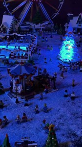 Habt ihr unseren LEGO Weihnachtsmarkt schon gesehen? 🎄 Zur Weihnachtszeit haben wir unsere Attraktion nochmal hübsch gemacht und einen LEGO Weihnachtsmarkt in unserem Miniland aufgebaut. | LEGOLAND Discovery Centre Berlin