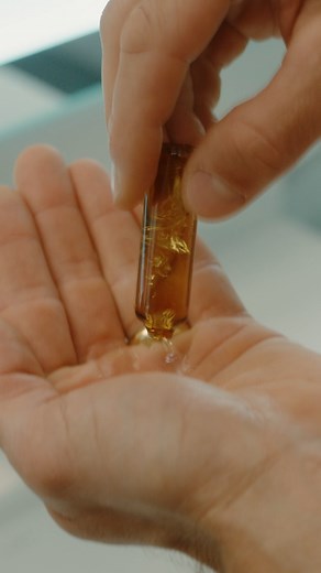 Cu Fiolele Anticădere tratament intensiv de la Gerovital Men, părul devine puternic, sănătos și strălucitor. Pentru rezultate maxime, aplică 1 fiolă pe zi, timp de 3 luni. #GerovitalMen #PerformantaPeToataLinia #brandromanesc #cosmeticeromanesti #anticadere #hairloss #masculine | Farmec