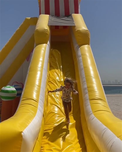 Una vacanza pensata per i tuoi bambini 🧒 Lo sai che il Centara Mirage Beach Resort Dubai ha la sua spa a tema caramelle per i più piccoli? 📷@explorerz.kidz #VisitDubai | Visit Dubai