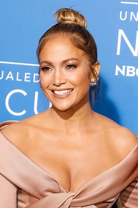 Jennifer Lopez shows off natural curls