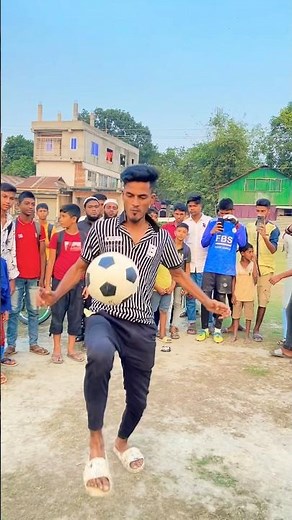 ঘুরতে গেছিলাম মাঠে হঠাৎ ভাইদের ফুটবল স্কিল দেখিয়ে দিলাম ভরপুর বিনেদোন🥰 #ytshorts #crazy #reaction