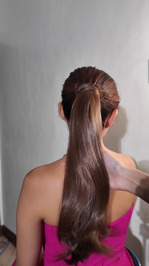 Color-damaged hair? No need to flaunt it, babe 😌✨ Just pop on a ponytail extension for that flawless, fuller look—no one will ever know 😉💁‍♀️ Try it for yourself! Wearing 16" Blowout in Chestnut | Glamlize