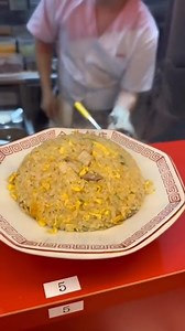 Many chefs say they “know Asian cuisine.” Very few can prove it with their first move. In classic Asian kitchens, the wok is controlled with the left hand, not the right. The right hand works the spatula, ladle, or tongs. Mise en place stays on the right side. The left hand is dedicated only to the wok and the fire. For a right-handed cook, it’s uncomfortable. For an amateur, it’s frustrating. For someone truly trained in Asian kitchens, it’s simply normal. Technique is not just recipes. Techniq