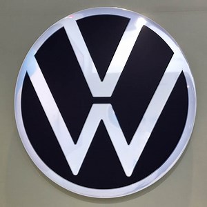 [Hot Item] German Auto Emblem Sticker Acrylic LED Automotive Signage Chrome Car Logo