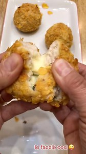 Spinacine di pollo croccanti #salvalaricetta 📌condisci con sale,pepe ,uovo e parmigiano grattugiato il macinato di pollo , farcisci un po’ d’impasto con formaggio e spinaci (fatti saltare in padella con un filo di olio,sale q.b.e strizzati della loro acqua). Forma delle sfere e passale nei cornflakes sbriciolati. Cuoci in forno irrorati di olio di semi a 200’ per 25/30 minuti circa fino a doratura #Pollo #spinaci #formaggio #cornflakes #alforno #teresacante66 #salvailvideo #cucina #cucinaitalia