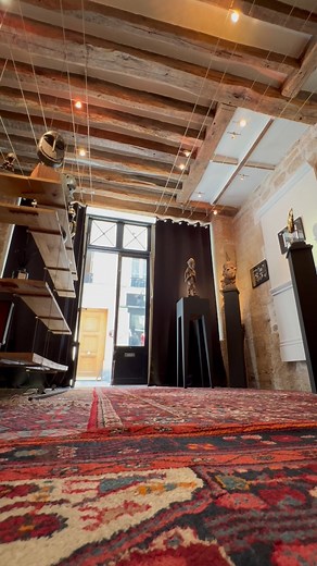 À l’ouverture de la galerie (sur la 5e symphonie de Beethoven) Il est une heure où les portes s’ouvrent comme des âmes. Où les murs, d’un silence auguste, se redressent pour écouter. Et dans l’ombre solennelle d’un lieu encore vierge, la lumière entre comme un cri. Voici que l’art frappe — comme le destin frappe. Trois coups. Puis un dernier. Le tumulte du génie, cette vague noire et dorée, s’élève, emporte, renverse : Beethoven rugit. Et moi j’ouvre. Ici, point de marbre ni de dorure trompeuse.