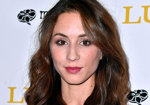 Pourquoi cette actrice de Pretty Little Liars sera au mariage de Harry et Meghan ? - Elle