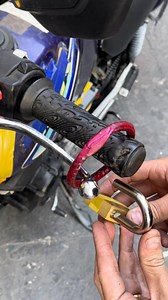 The motorcycle locking technique you’ve never seen A simple trick that gives total stability with zero effort! #USA #MotorcycleHack #PapainhaTips | Kreative Ideas