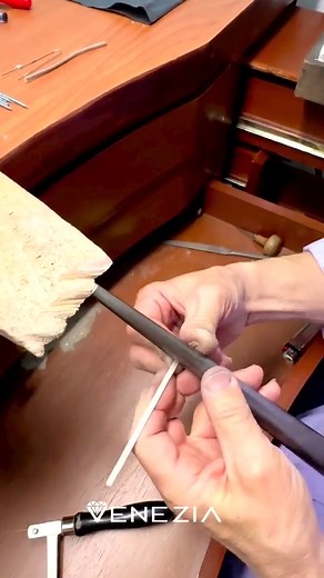 La joyería es un arte que requiere de varios procesos, allí se ve reflejado el profesionalismo que el orfebre plasma en su trabajo permitiendo crear joyas delicadas como lo son estas argollas lisas con acabos suaves y variaciones en grosor según el gusto de cada cliente. . . . . . . . . #argollasdematrimonio #joyeria #joyería #argollasdeplata #argollasplata #novios #alianzas #engagement #bogotá #colombia #jewellery | Joyería Venezia