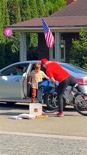 Father teaches son respect. | Fabiosa Better World