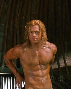 773K views · 17K reactions | Brad Pitt treinou intensamente por seis meses para alcançar o físico atlético e definido do herói grego Aquiles no filme Tróia (2004). O objetivo era esculpir um corpo que se assemelhasse às estátuas gregas, combinando força, velocidade e definição muscular, em vez de apenas volume. ✨️六 | Geração só80s | Facebook