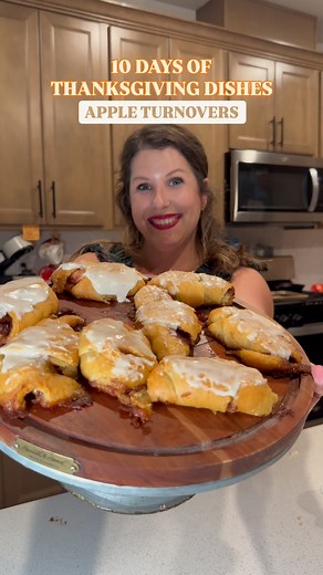 DAY 6 | APPLE TURNOVER 🍎🤎✨🦃 The icing on these made them even more delish 🤤 perfect for Thanksgiving breakfast or a yummy dessert for after Thanksgiving dinner! WHAT YOU NEED: • crescent rolls • 2 apples • 1/4 cup light brown sugar • 1 cup powdered sugar • 1 TSP vanilla extract • 3 TBS melted butter • 1 TBS milk Preheat oven to 350 degrees and cook for 15 minutes (use parchment paper when baking because it got messy 😅) TAG me if you try and dishes from this series! 🤎✨ Thanksgiving dishes, 