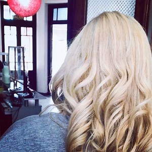 Si elegís tener el cabello rubio 🔅 tenes que tener en cuenta que necesita de muchos cuidados debes respetar los tiempos del retoque de raiz y mantener el cabello nutrido También entender que no todos los cabellos llegan a rubios tan claros desde la primera aplicación para mantener una estructura sana debemos hacerlo en los tiempos que cada cabellera lo requiera Nueva tendencia Barber&co Av Riestra 5844 11 3876 2338 Nueva Tendencia II Barber&co Av Piedrabuena 4700 11 3912 3218 #blonde #blondehai