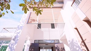 Seabreeze Grand Villa Pattaya พูลวิลล่าสไตล์ Modern Contemporaryใกล้ทะเล สระว่ายน้ำกระเบื้องหินออนสีข้าวพร้อมสไลเดอร์ จากตัวบ้านเดินไปทะเลไม่เกิน 100 เมตร เป็นโซนวิวทะเล ตกแต่งโทนขาวตัดกับสีเขียวของสวนล้อมรอบบ้านพร้อมไฟกลางคืน Warm White เพื่อเน้นบรรยากาศนั่งชิว รับรองว่ากินสนุกดื่มอร่อย โซน outdoor เปิดประตูเชื่อมกับห้องคาราโอเกะและพื้นที่ส่วนกลางทำให้ Party Space เพิ่มขึ้นรองรับได้สูงสุด 12-15 คน – 4 ห้องนอน – 5 ห้องน้ำ – ห้องนั่งเล่น – ห้องครัว เคาท์เตอร์ครัว – เตา BBQ – Free WIFI – คาราโอเกะ