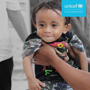Anak seperti Dekris membutuhkan tambahan asupan gizi, agar terbebas dari gizi buruk. Mari berbagi di Bulan Ramadhan dengan bantu UNICEF #StopGiziBuruk. #SekaliBerbagiBerkaliLipatManfaatnya | UNICEF Indonesia