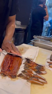 6.2K views · 29 reactions | วิธีแล่ ปลาไหลญี่ปุ่น ไว้ทำซูซิ How to Slice Japanese Eel for Sushi #reelsvideo #fb #chef #unagi Wudthichai sushi chef | Wudthichai sushi chef | Facebook