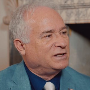 Renowned cardiologist and vitamin expert Dr Thomas E. Levy gives you a sneak preview into the importance of vitamin C for killing viruses. Watch the full video at www.topsante.co.uk (on the home page and in the Coronavirus section) where he reveals another simple, low-cost way to guarantee killing off viruses in your upper respiratory tract. | Top Santé Magazine