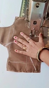 Silky or patle kapde ke blouse main plates dalne ka trika👇👇 Fashion Designer Radha #sewing #blouse #stitch #fashion #sewingtutorial #sewinglover #tailoring #cutting #fashiondesignerradhe | Fashion Designer Radha