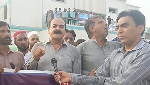 بجلی کے بلوں میں لگائے گئے اضافی ٹیکسوں کے خلاف صادق اباد میں احتجاجی مظاہرہ ۔ | Crime Repoter