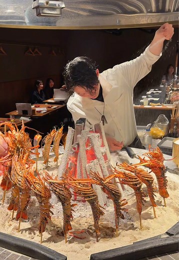 伊勢エビを豪快に焼く炉端焼き｜むさし坐 銀メダル（福岡）