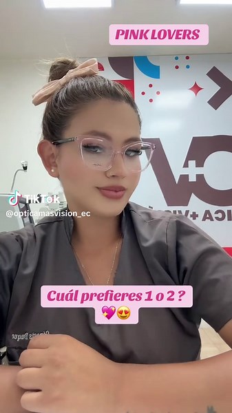 🌸 ¡Si eres Team Rosado, esta promo es para ti! 🫵🏻🤩 Ven a nuestra óptica, realiza tu examen visual totalmente GRATIS y escoge tu armazón rosado favorito, tenemos variedad de modelos que te encantarán . ¡Que tu visión brille tanto como tú! 🤭💖 #teamrosa💗#lentesrosados💖👓#lentesentendencia✨ #examenvisualgratis🎁 #optica #optometria #promocionesentodalatienda💗 #armazonesentendencia🤩 #promociones👓