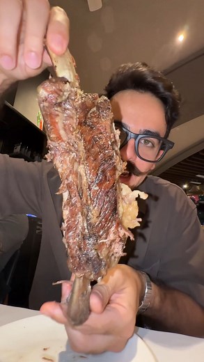 Reviews do Mustache 665 - Rodízio de churrasco no Latina Brazilian Steak House em Shangai Depois de 10 dias experimentando as comidas exóticas daqui da China, colar pra amassar um rango brasileiro foi de emocionar, rapeize! E vamo combinar que churrasquinho brasileiro sem costelão, não tem como! Pra fechar rolou até aquele pudim e doce de leite pra matar as saudades de casa 🫶🏼 A volta pro hotel com esse visu dispensa comentários | Reviews do Mustache 2