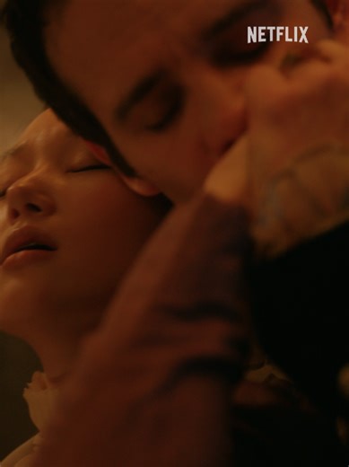 First Look at Benedict & Sophie’s Bath Scene in Bridgerton