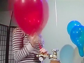 Girls to pump inflate balloons pop to blow