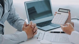 Descargar simpático médico Servicio personas o Asia masculino ayuda hablar discutir de médico examen grabar prueba resultado a clínica oficina escritorio. joven triste grave estrés mujer visita, seguir , escuchar, ver médico a hospital. gratis