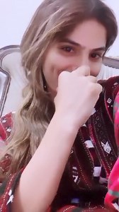 رشتہ داروں کو منہ پر بات سنانا ایسے ہے جیسے شہد کی مکھیوں کے چھتے کو لات مارنا ہو! پہلے ڈنک کھانے کا رسک لو، پھر بھاگنے کا ریکارڈ توڑو! 😂 خیر آپ سونگ انجوائے کریں 😁 | مھروش البلوشی