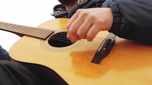 Descargar hombre barbudo tocando la guitarra y cantando gratis