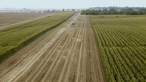 Drone disparó de un camión que: video de stock (totalmente libre de regalías) 3642161641 | Shutterstock