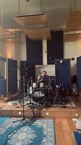 Billy “Drum Fill-y” Hammett absolutely smashing it in this session | Kris Barras Band