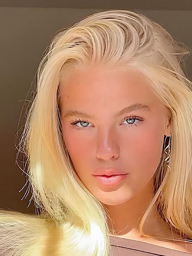 Stunning Blonde Girl in Los Angeles Highlights