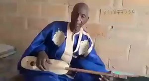 Diop Amadou Tamba n'est plus Diop Amadou Tamba, le grand chanteur de Leele, un genre traditionnel de la musique peule est décédé ce vendredi 01 décembre 2023. Les funérailles auront lieu à Ndiorol, son village national dans le Brakna au sud de la Mauritanie. Le défunt était connu pour sa parfaite maîtrise de Leele, dont il était toutes ses dernières années le chantre et l'adresse incontournable. Son nom était intimement lié à des célébrités comme Sidi Charif de Thilogne et de Diop Samba Leele de