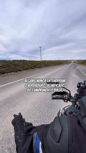 Alguns nunca entenderam o verdadeiro significado do cumprimento biker. Out. 2024 📍 El Calafate 🎥 @apple IPhone 14 💻 @capcutapp Nossos capacetes e equipamentos você encontra na @pilotaggio_motowear Conjunto de bauletos da @alltracksmoto Top Case 44 litros Baú lateral Esq 44L Baú lateral Dir 36L #elcalafate #cordilheiradosandes #patagonia #patagoniargentina #bigtrailbrazil | Kelvis Araujo Silva