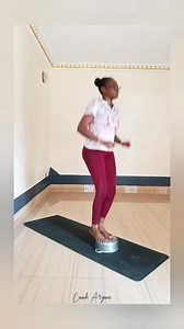 🌟03 EXERCICES DE CARDIO AVEC UNE MARMITE Avant de penser à la salle, que fais-tu déjà avec ce que tu as de disponible chez toi?🤔 Tous les exercices sauvegardés à ce jour dans ton téléphone : as-tu reproduit la moitié? 🙄 Avant de dire que tu manques de sous pour payer un abonnement, les escaliers chez toi, le canapé, le sol, le lit, les éviers de la cuisine peuvent-ils affirmer que tu les utilises souvent comme obstacle pour raffermir ton corps? 🤔 Voila les exos. Reproduis avant minuit. ✅100 