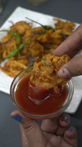 24K views · 128 reactions | आलू प्याज के पकौड़े || Aloo Pyaaj Ke Crispy Pakode. #aloopyaajkepakode #pyaajkepakode #pakoderecipe #ALOOKEPAKODE | Heart & Home | Facebook