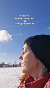 Der var en periode i mit liv, hvor jeg fik sat ord på det, jeg egentlig godt vidste: Min krop var kronisk stresset. Ikke bare travl. Ikke bare presset. Men i konstant alarmberedskab. Jeg sov, men vågnede træt. Jeg spiste sundt, men min krop holdt fast. Jeg smilede udadtil, men indeni var jeg spændt som en elastik, der aldrig fik lov at slappe af. Og hvis jeg skal være helt ærlig… så var det ikke kun min kalender, der var fyldt. Det var mit mønster. Jeg havde levet næsten 50 år som pleaser. En, d