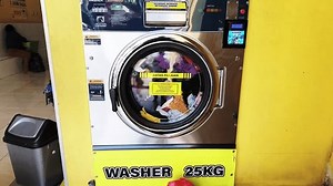 Machine à laver en libre-service avec : vidéo de stock (100 % libre de droit) 3983223123 | Shutterstock