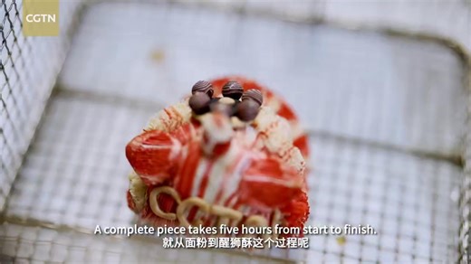 În Shunde, Guangdong, tânărul bucătar Chen Xiaodong îmbină tradiția și creativitatea pentru a crea „produse de patiserie cu cap de leu”, inspirate de dansul emblematic al leului din Guangdong. În acest videoclip de 3 minute, vedeți cum el reunesc straturile de fulgi și cultura tradițională cantoneză pentru a crea un răsfăț șic. Cine va ghida viitorul patiseriei și moștenirii chinezești? Este în mâini bune și tinere. #liondance #China | Romanian Service, China Radio International