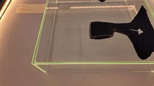 La tête d'une ancienne hache de : vidéo de stock (100 % libre de droit) 3833693293 | Shutterstock